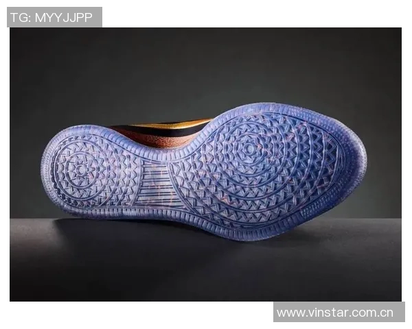 布克首次亮相新款签名鞋布克2代球鞋在比赛中引发关注