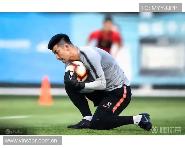 媒体人解读杨立瑜竖大拇指事件背后的真实情感与球迷互动的误解 媒体人解读杨立瑜竖大拇指事件背后的真实情感与球迷互动的误解