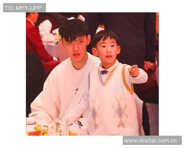 周琦儿子糊糊与曾凡博亲密互动温馨瞬间引发关注 周琦儿子糊糊与曾凡博亲密互动温馨瞬间引发关注