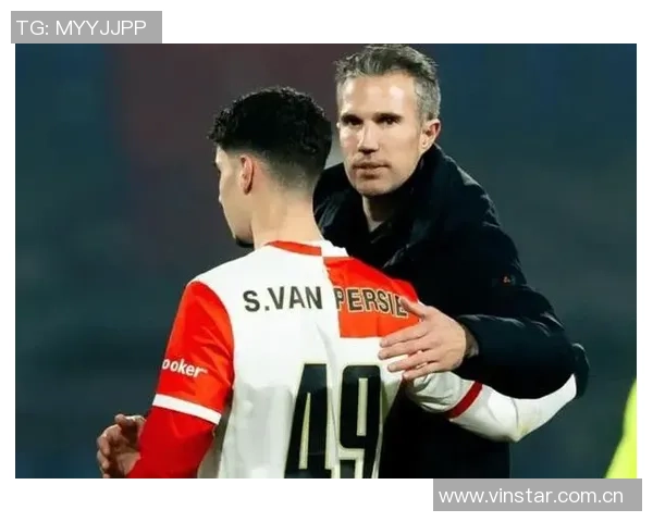 范佩西亲自提拔19岁儿子沙奎尔入费耶诺德一线队名单引发关注