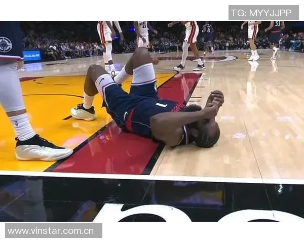 哈登遭遇痛苦倒地引发美媒调侃称其碰瓷行为实在无耻